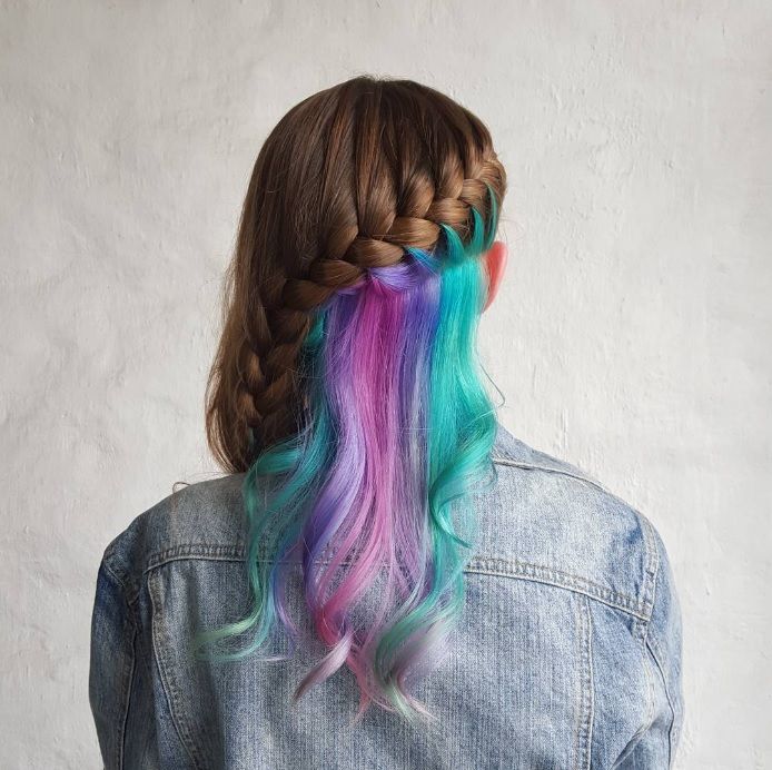 Découvrez la coloration arc-en-ciel cachée pour celles qui ne sont pas prêtes à se teindre les cheveux | So Busy Girls