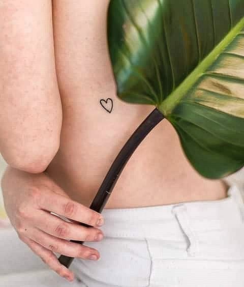 Un petit tatouage coeur dans le dos | So Busy Girls