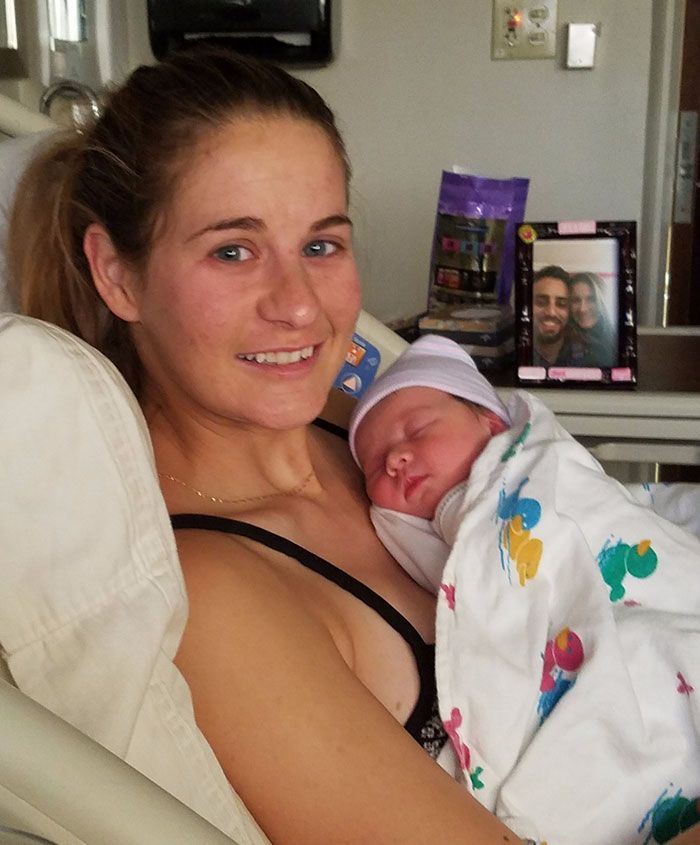 Ce bébé a souri dans son sommeil quand on lui a posé la tête sur les gants de moto de son papa décédé 1 mois avant sa naissance | So Busy Girls