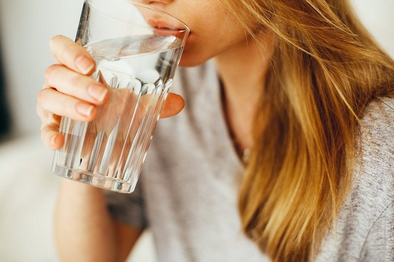Voici les 6 meilleurs moments de la journée pour boire de l'eau | So Busy Girls