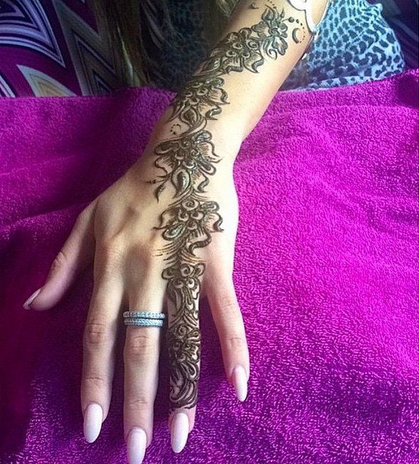 Un sublime tatouage henné fleur qui va de l'annulaire à l'avant-bras | So Busy Girls