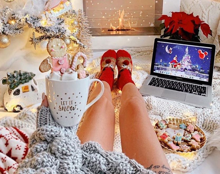 Job de rêve : être payé 900€ et recevoir plein de cadeaux pour regarder des dessins animés Disney | So Busy Girls