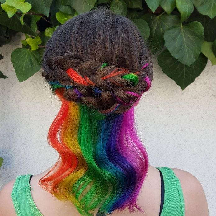Découvrez la coloration arc-en-ciel cachée pour celles qui ne sont pas prêtes à se teindre les cheveux | So Busy Girls
