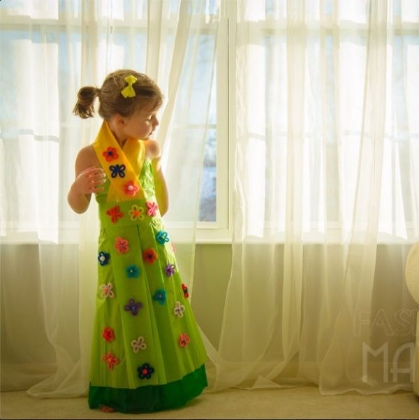 Cette maman créative recrée les robes de star pour sa petite fille avec les moyens du bord, et le résultat est juste WAOUH ! | So Busy Girls