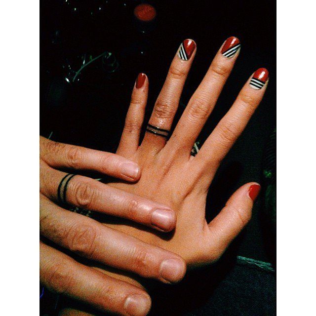 C'EST SÛR QU'AVEC UN NAIL ART ASSORTI À SON TATOUAGE DE MARIAGE, C'EST ENCORE PLUS JOLI ! | So Busy Girls