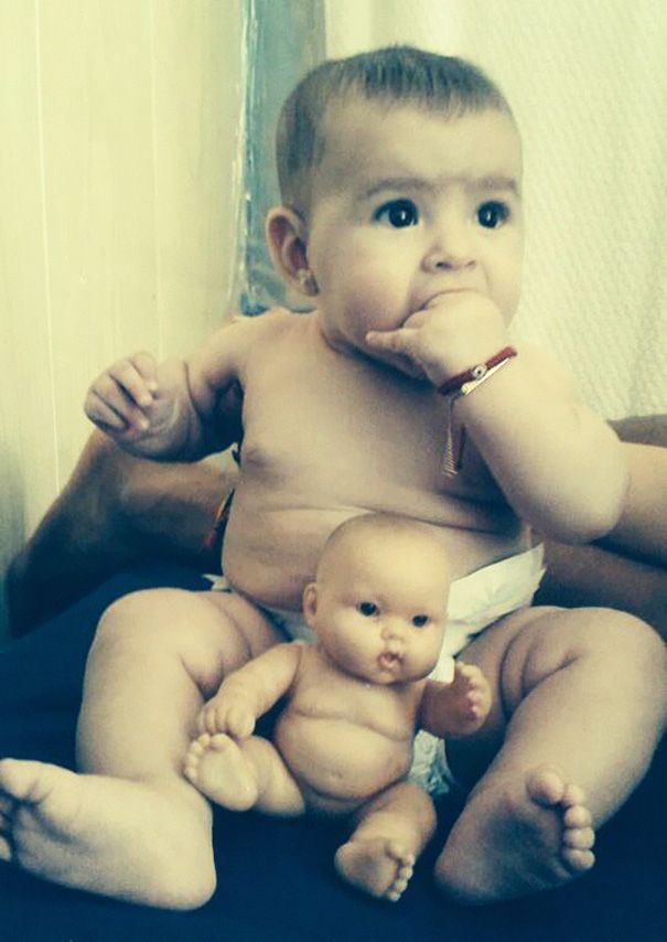 25 bébés qui ressemblent comme 2 gouttes d'eau à leur poupée | So Busy Girls