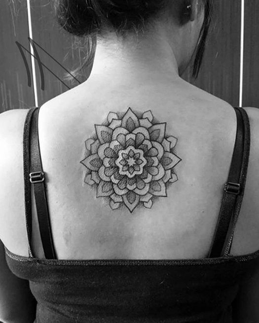 22 tatouages sexy (et totalement inattendus) à vous faire dans le dos | So Busy Girls