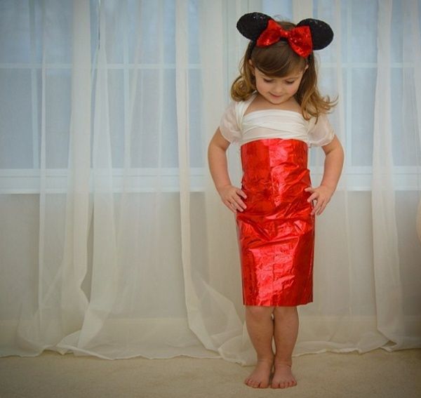 Cette maman créative recrée les robes de star pour sa petite fille avec les moyens du bord, et le résultat est juste WAOUH ! | So Busy Girls
