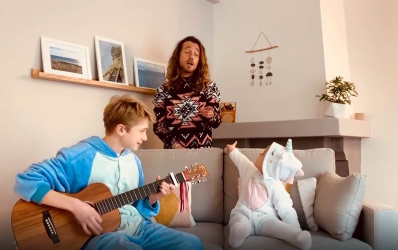 Julien Doré rend une visite surprise à 2 enfants et chantent avec eux "Nous" dans une vidéo adorable | So Busy Girls