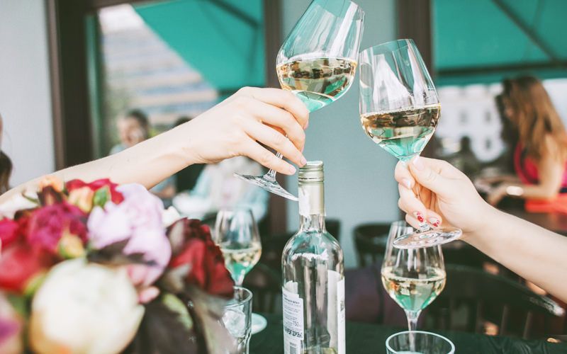 D’après une étude américaine, boire 2 verres de vin blanc le soir aide à maigrir plus vite | So Busy Girls