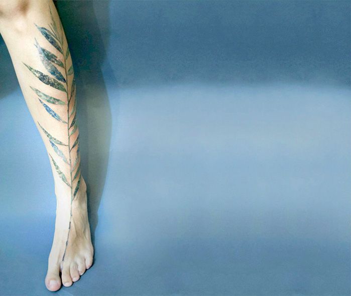 Cette tatoueuse utilise de vraies feuilles et des fleurs comme pochoirs pour réaliser de sublimes tatouages botaniques | So Busy Girls