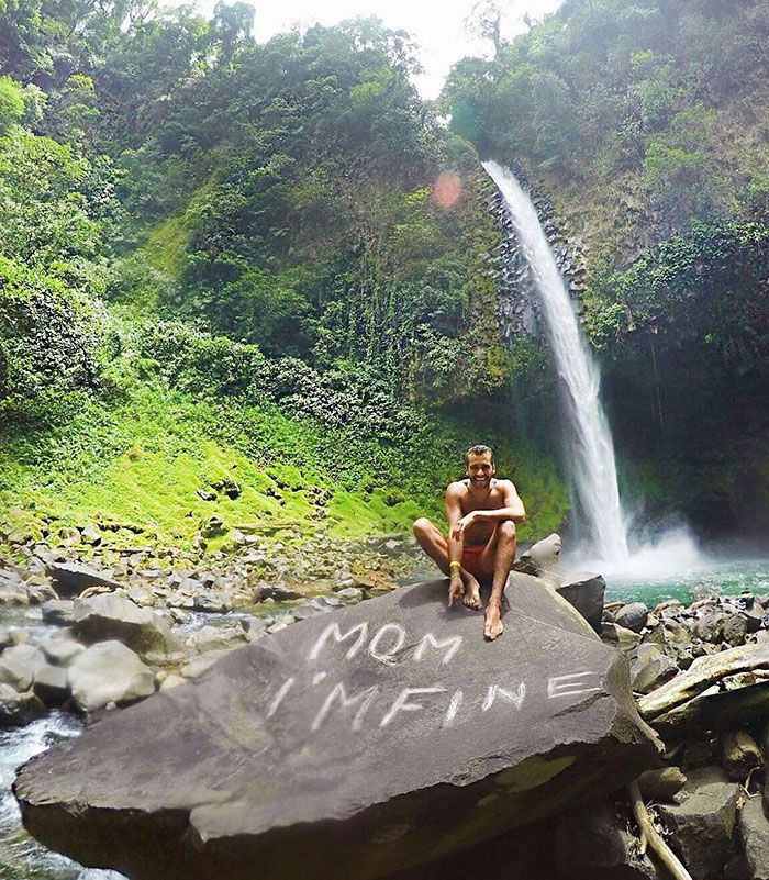 Cet homme quitte tout pour faire un tour du monde mais regardez les photos qu'il envoie à sa mère pour la rassurer ! | So Busy Girls