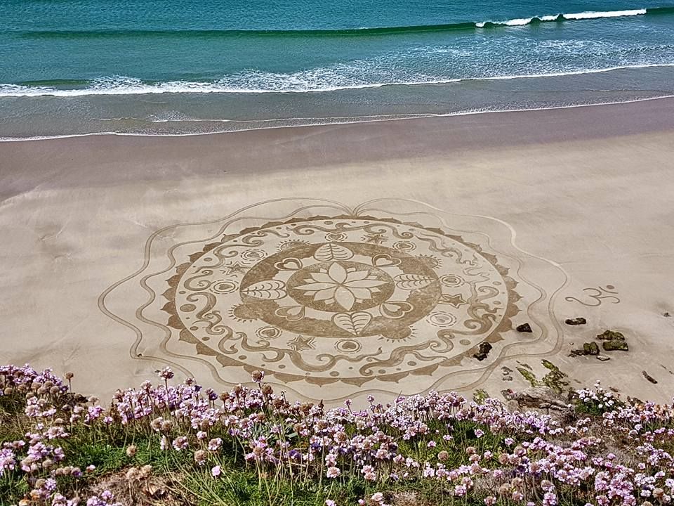 Cette créatrice réalise d'immenses mandalas magnifiques sur le sable des plages bretonnes | So Busy Girls