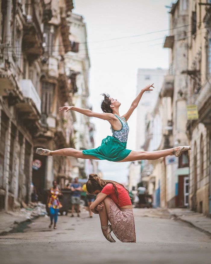 Des danseurs de ballet dansent dans les rues de Cuba | So Busy Girls