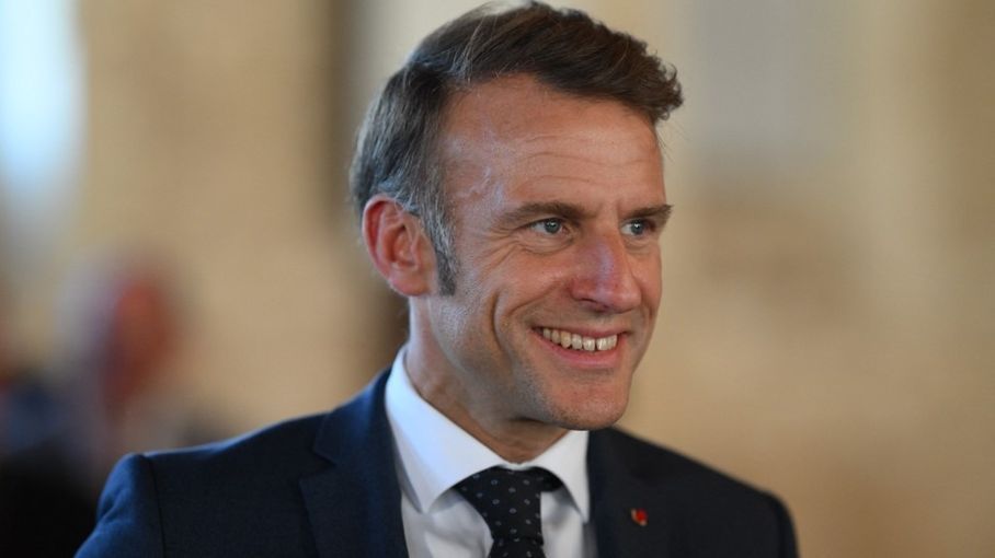 "Je dois te faire arrêter de fumer" : la réaction d’Emmanuel Macron à Giorgia Meloni fait le tour du monde | So Busy Girls