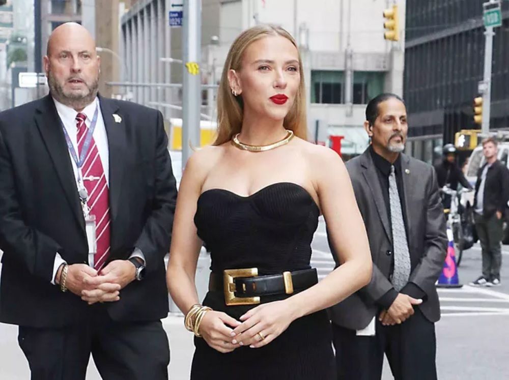 Scarlett Johansson lance la tendance des "soap nails" qui sera la manucure star de l’automne 2025 (et vous allez l'adorer) | So Busy Girls