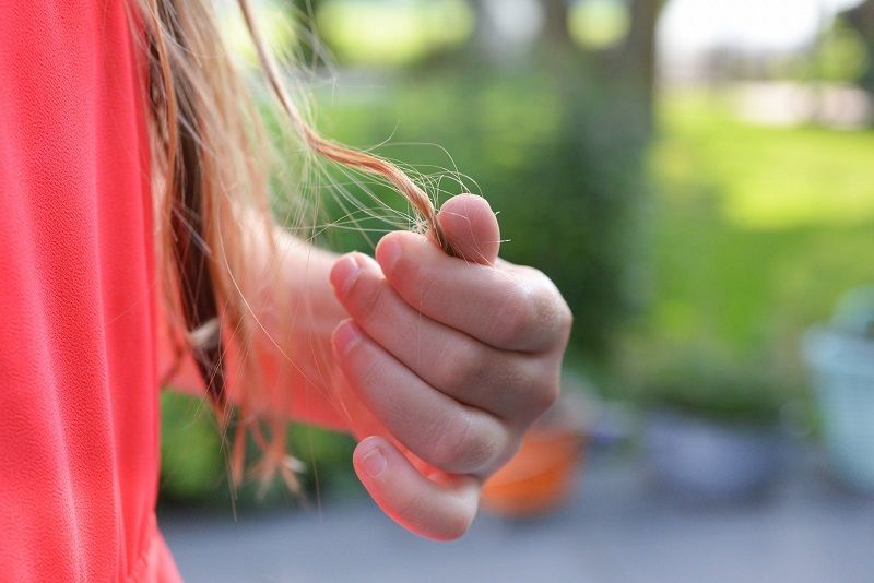 Voilà pourquoi vous perdez plus vos cheveux depuis le confinement | So Busy Girls