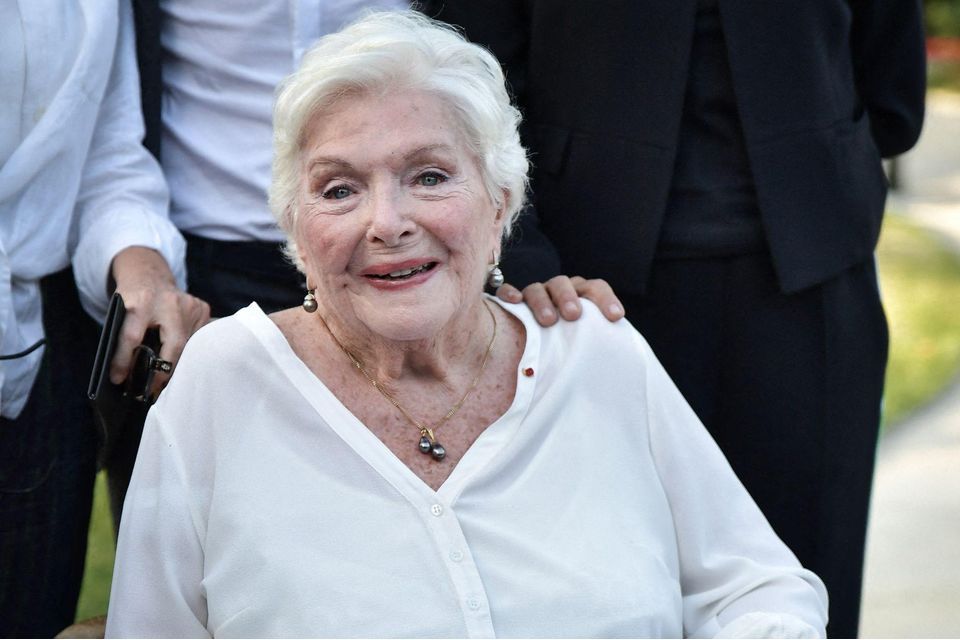 Line Renaud, 97 ans et toujours pétillante : voici son secret assumé de longévité (et ça va vous surprendre) | So Busy Girls