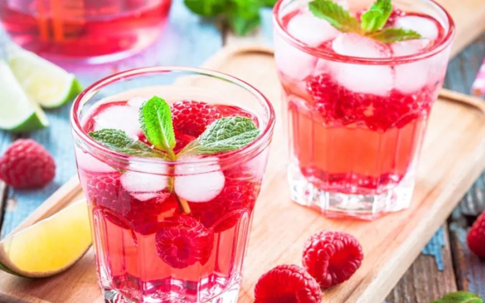 La recette du Pink Mojito à la framboise pour un cocktail rafraîchissant | So Busy Girls