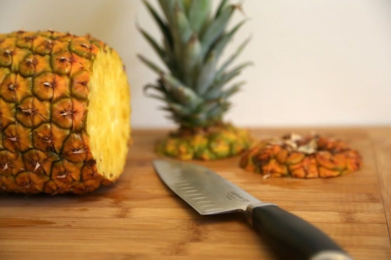 Cette technique géniale pour découper un ananas sans couteau enthousiasme les internautes | So Busy Girls