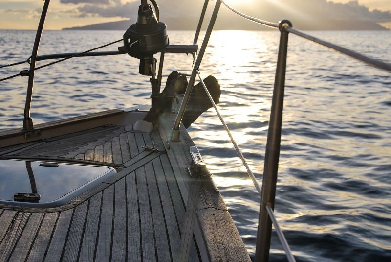Pourquoi louer un bateau est le meilleur moyen de passer des vacances loin de la foule | So Busy Girls