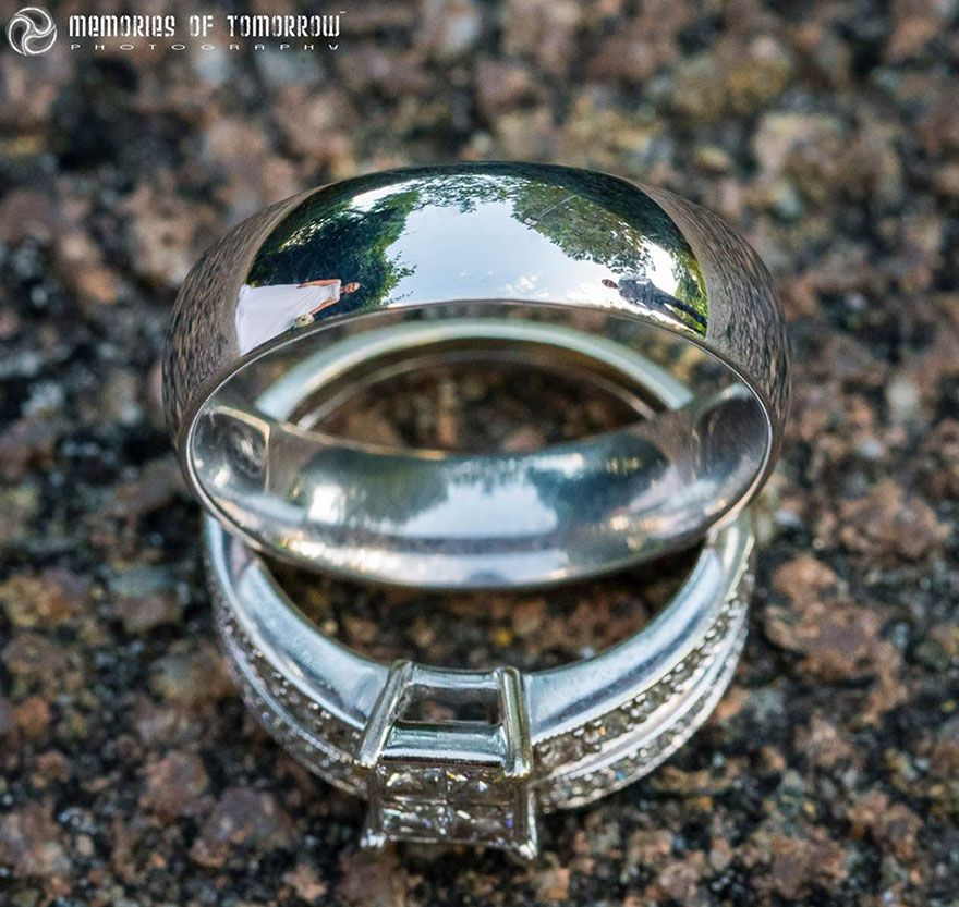 Il prend des photos de mariage sublimes dans le reflet des alliances | So Busy Girls