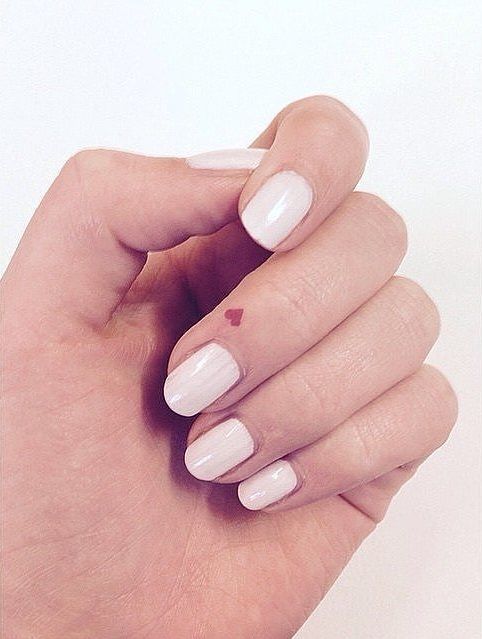 Un petit tatouage coeur rouge sur le doigt | So Busy Girls