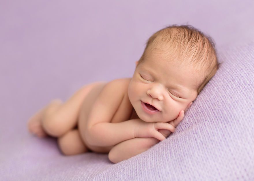 18 bébés qui sourient dans leur sommeil : vous ne pourrez pas vous empêcher de fondre ! | So Busy Girls