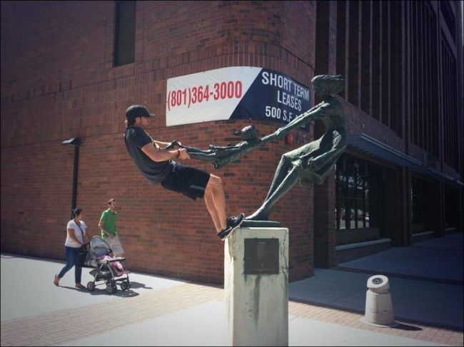 25 personnes qui savent faire des photos amusantes quand elles voient une statue | So Busy Girls
