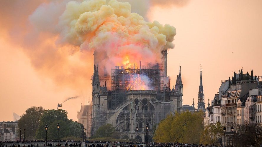 Netflix dévoile une bande-annonce impressionnante pour sa mini-série Notre Dame : La Part du Feu | So Busy Girls