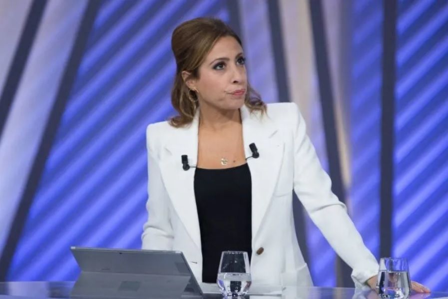 "Une humiliation" : le salaire à cinq chiffres de Léa Salamé pour son poste au 20h de France 2 fait déjà polémique | So Busy Girls