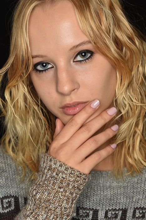 Un vernis rose brillant | So Busy Girls