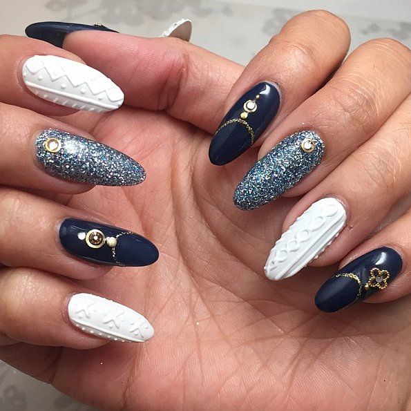 Des paillettes, des strass et de la couleur pour un nail art cocooning élégant à souhait ! | So Busy Girls