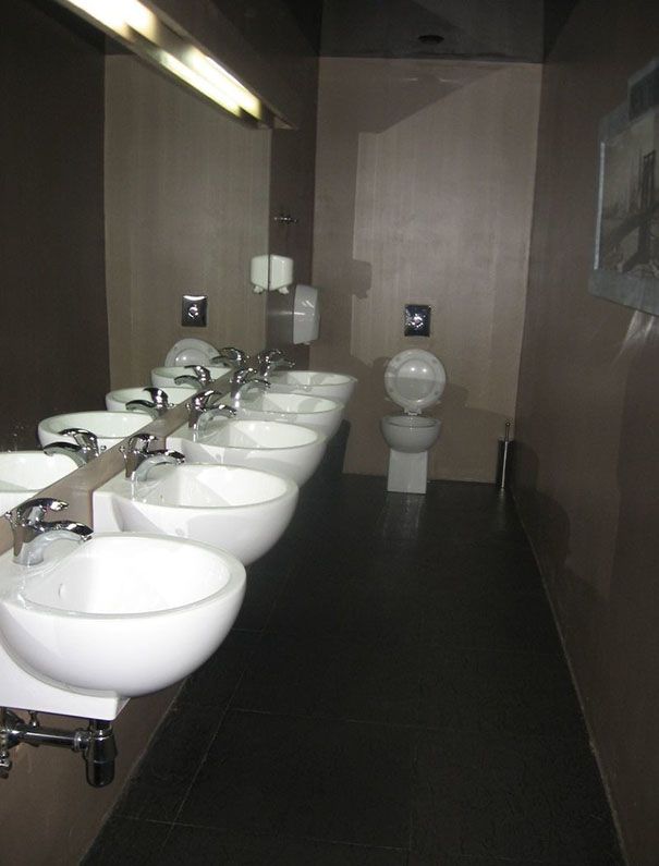 Et si on mettait 5 éviers dans ces toilettes, ce serait malin non ? - Non ! | So Busy Girls