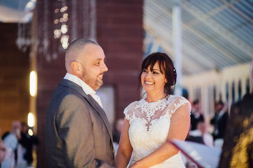 La mariée décide de se raser la tête pour montrer son soutien à son mari en stade terminal | So Busy Girls