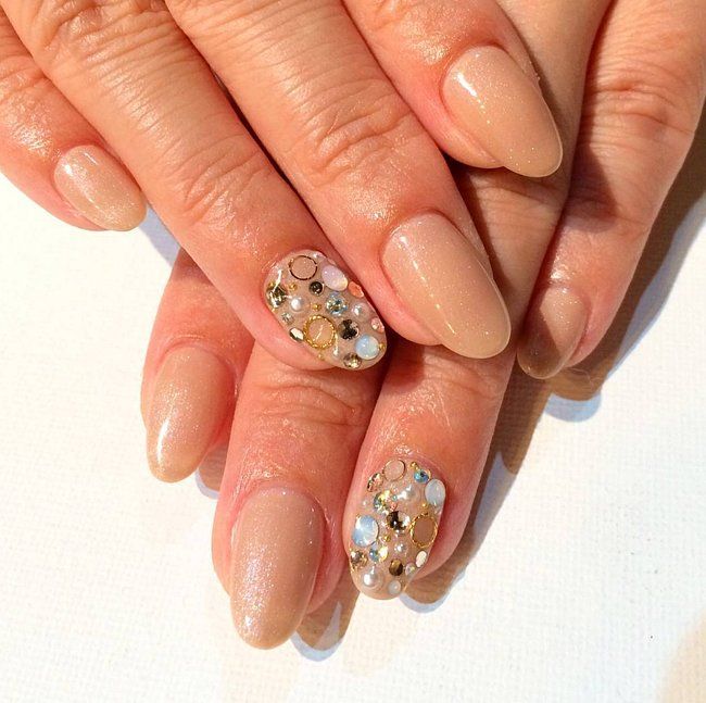 Manucure beige pailleté et strass | So Busy Girls