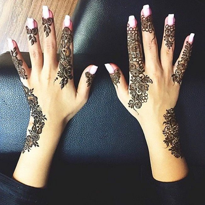 De délicats tatouages fleurs au henné sur les doigts | So Busy Girls