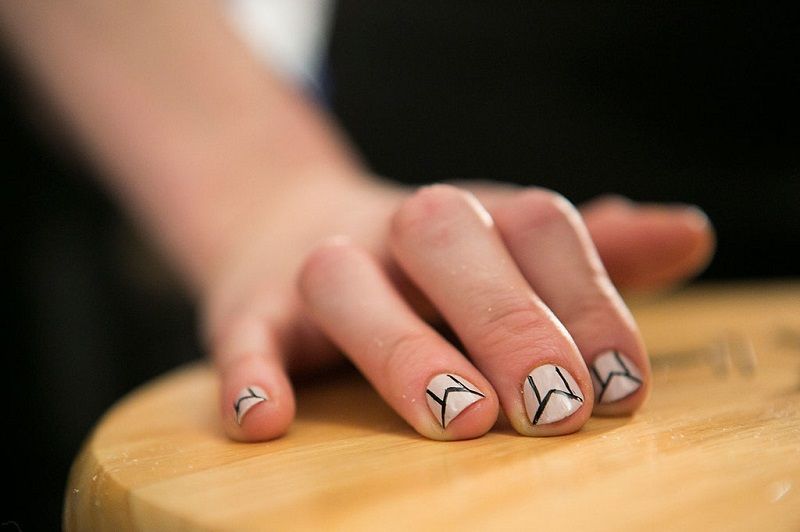 Un nail art graphique en noir et blanc | So Busy Girls