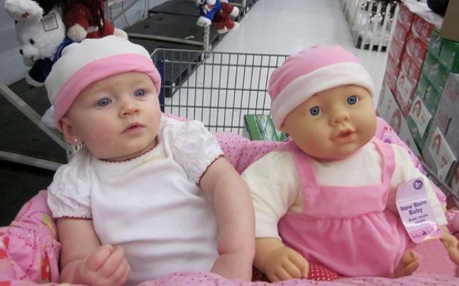 25 bébés qui ressemblent comme 2 gouttes d'eau à leur poupée | So Busy Girls