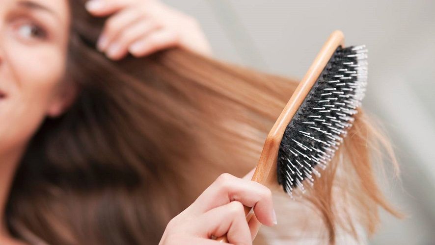 5 erreurs à ne pas faire quand vous vous brossez les cheveux | So Busy Girls