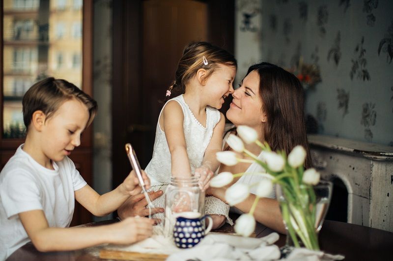 C'est prouvé : les mamans de 3 à 4 enfants vieillissent beaucoup moins vite que les autres ! | So Busy Girls