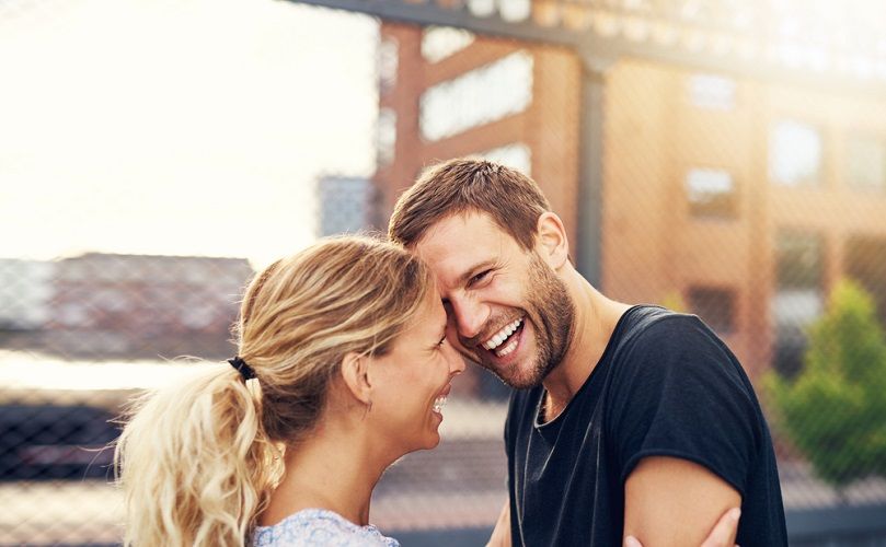 D'après cette étude, rire ensemble serait plus important que le sexe pour être heureux en couple | So Busy Girls