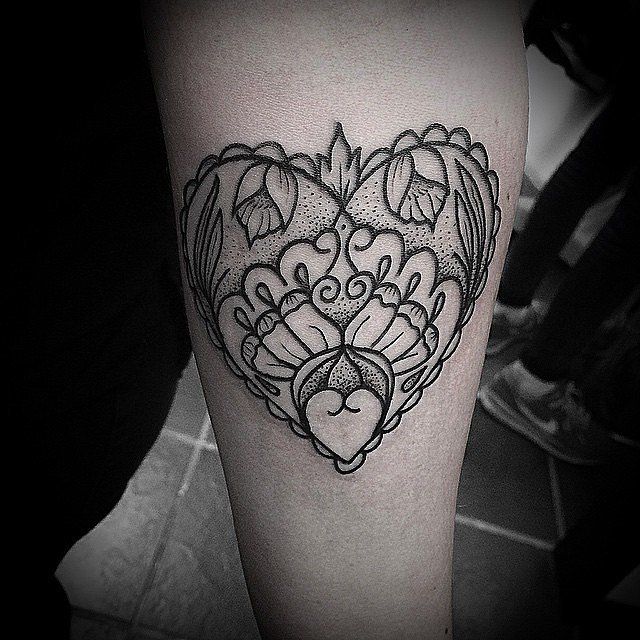 Un tatouage coeur très travaillé sur le bras | So Busy Girls