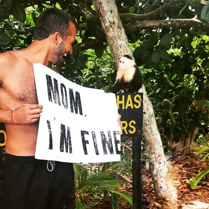 Cet homme quitte tout pour faire un tour du monde mais regardez les photos qu'il envoie à sa mère pour la rassurer ! | So Busy Girls