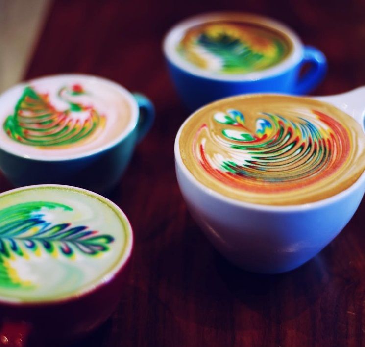 Il sert les plus jolis cafés au monde grâce à des motifs colorés incroyables | So Busy Girls