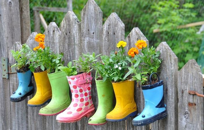 Des bottes colorées de récup' et des fleurs plantées dedans | So Busy Girls