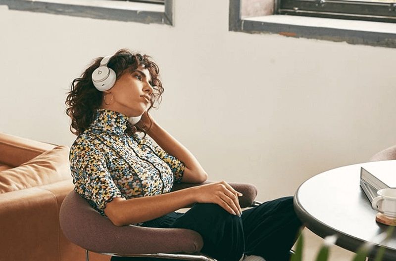 On a testé le casque Solo Pro de Beats et son mode réduction active du bruit pour un son puissant | So Busy Girls