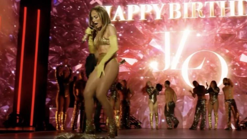 Jennifer Lopez perd sa jupe sur scène : un couac devenu moment culte à Varsovie | So Busy Girls