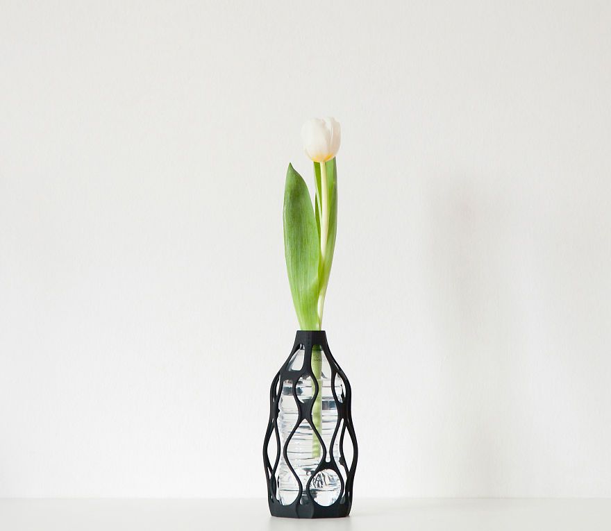 Il crée des vases à impression 3D pour donner une nouvelle vie aux bouteilles en plastique | So Busy Girls