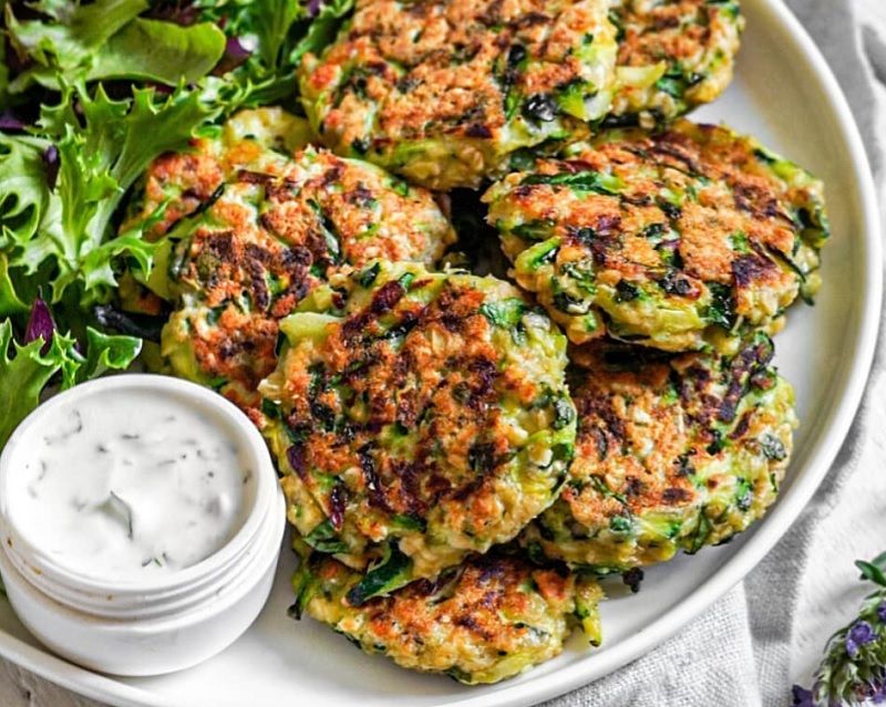 La recette des galettes de courgettes et leur sauce légère carré frais ciboulette | So Busy Girls